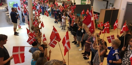 Malling Skole - morgendis mellem træer